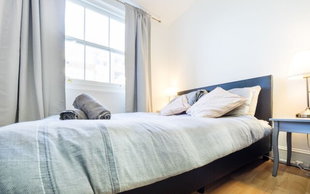 Top Floor Compact Apartment Notting Hill