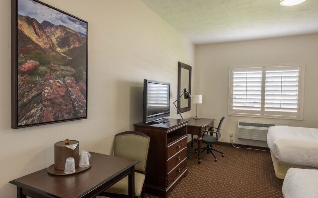 The Landmark Inn & Suites
