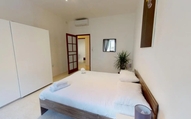 St Julians - Balluta Bay large 3 bedroom apartment