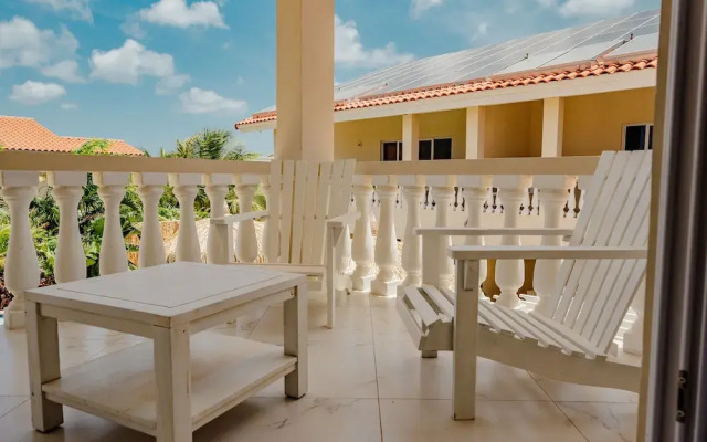 Elegant 2-bedroom Apartment 2 km From Eagle Beach