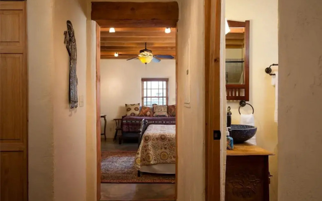 Desert Breeze - Delightful Railyard Adobe, Walk to The Plaza