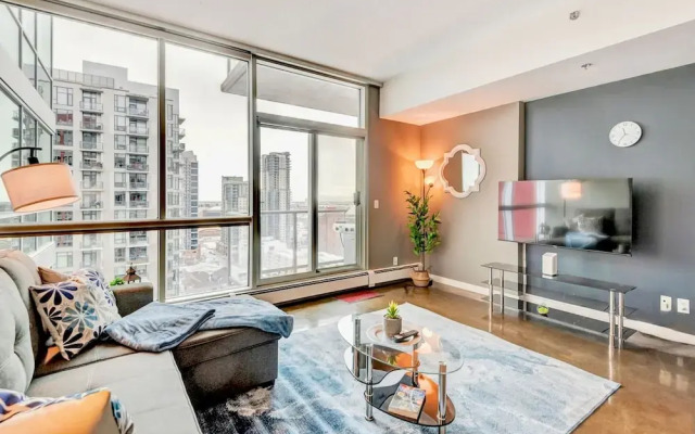 Downtown Condo w Incredible Views and BBQ