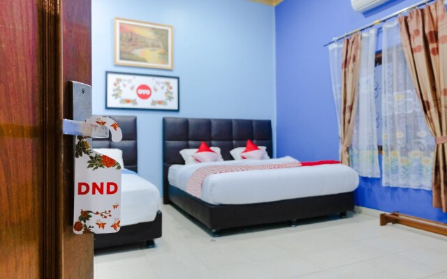 OYO 778 Guest House Amalia Malang