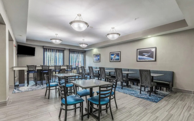 Platinum Inn & Suites Webster