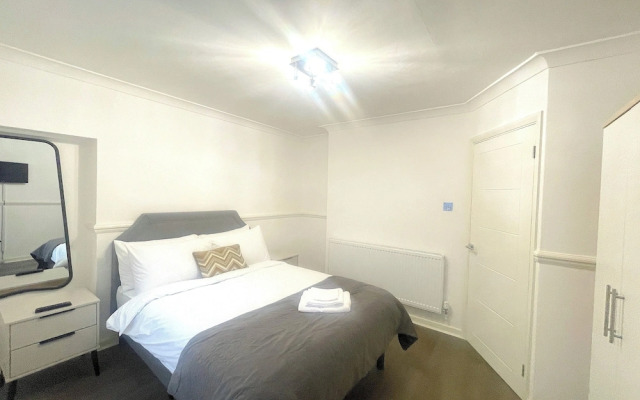 Centrally Located Budget Apartment, 3mins to Tube