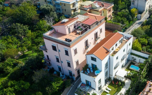 Luxury Apartment with Garden and Pool