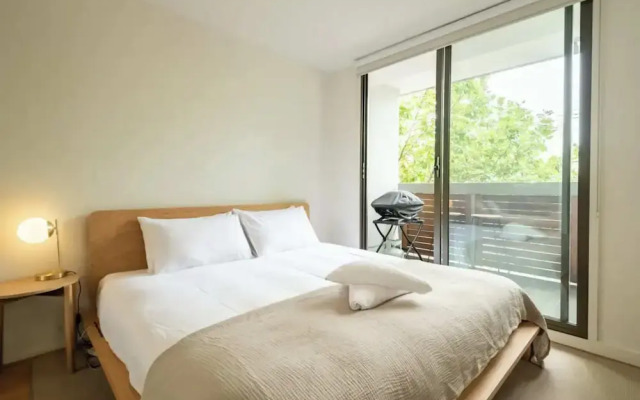 Charming 1BR in Fitzroy w/ Parking, Pool, + Gym!
