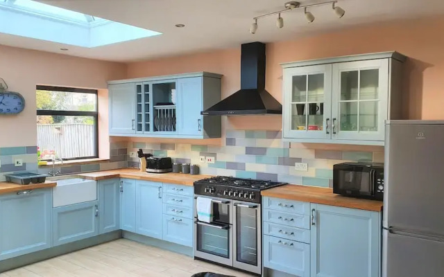 Large 5 Bedroom House Terrace Parking