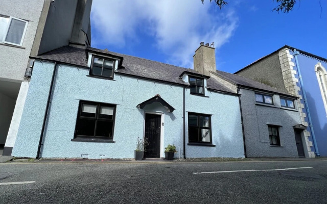 Traditional 3-bed Cottage, Log Burner & Sea Views!