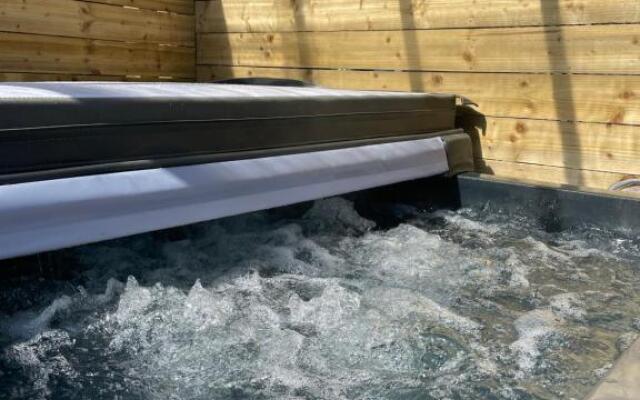 The Steading with 7 Seater Hot Tub Aberdeenshire