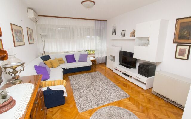 Apartment Jerko - 200 m from beach: A1 Omis, Riviera Omis