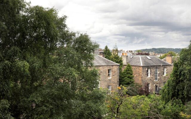 3 Bedroom Home In Bonnie Bruntsfield