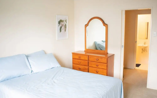 Stunning 2 Bed CBD Apartment 110m2 Two Carparks!