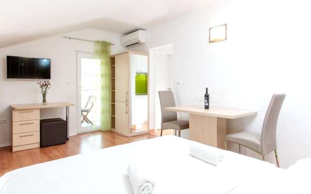 Studio in Podstrana, With Wonderful Mountain View, Enclosed Garden and