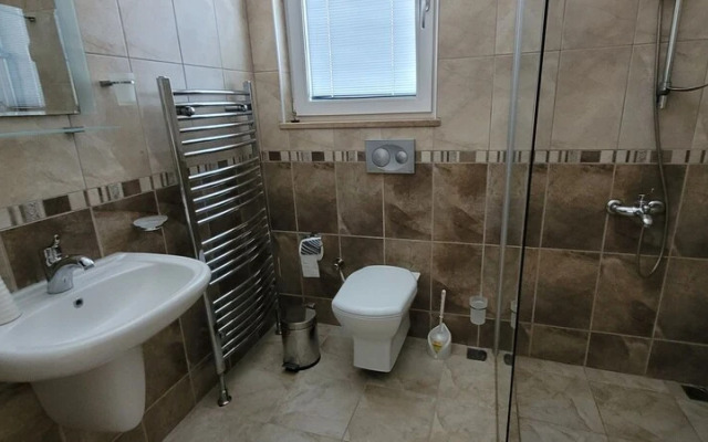Immaculate 4-bed Villa With Large Garden and Pool