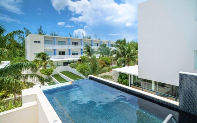 Penthouse 2BR 2bth Apt w Rooftop Pool Near Beach