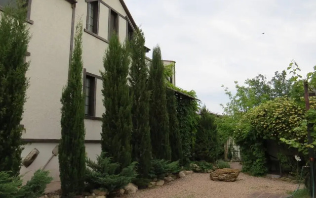 Yakor Guest House
