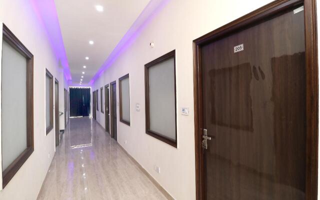OYO 16694 Hotel Kb Square