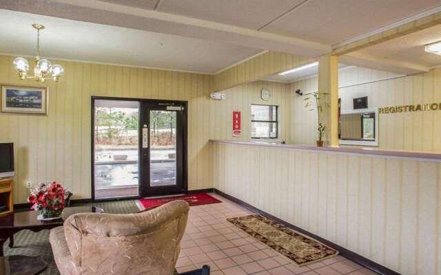 Econo Lodge Inn & Suites