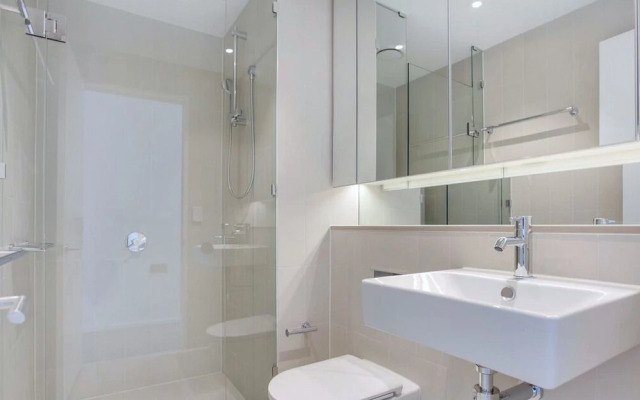 Brilliant Victoria Harbour Waterfront Apartment