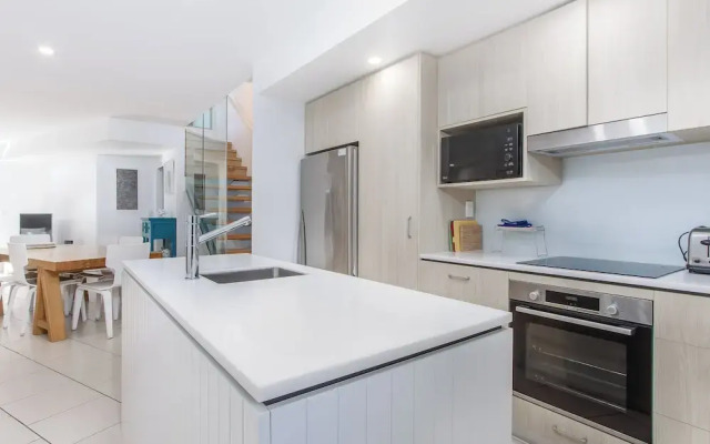 Stunning She Oak Lane 2 BR Apartment