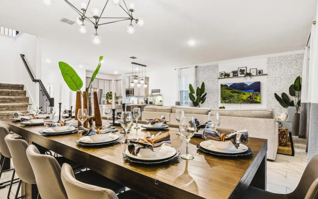 Themed Rooms & Pool in Storey Lake Resort