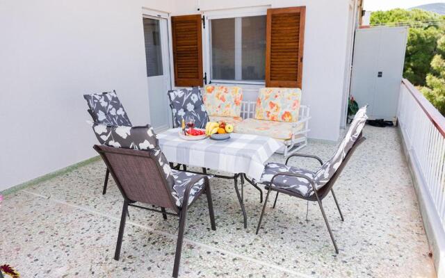 Lovely 1-bdrm condo, balconies 5 min walk to beach