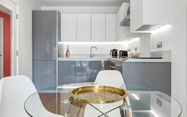 Stylish Flat In Battersea Reach