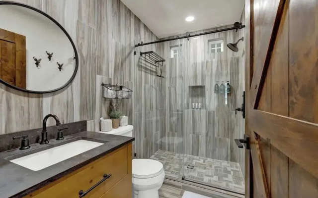 Southern Charm - Near Main With Hot Tub