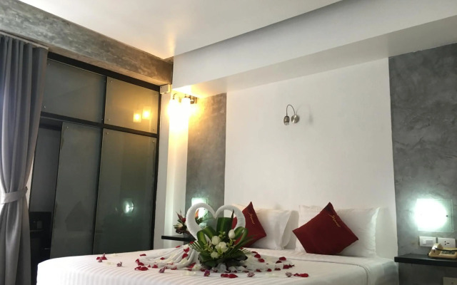 The Front Hotel and Apartment