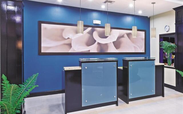 La Quinta Inn & Suites by Wyndham Marshall