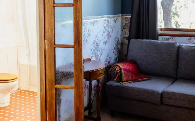 The Black Cockatoo - Secret Garden Mountains Home