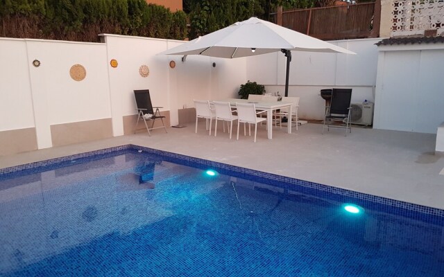 Lovely bungalow for four close to beach and city in Torrevieja