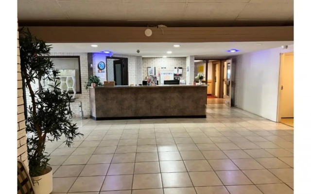 Lively Inn & Suites