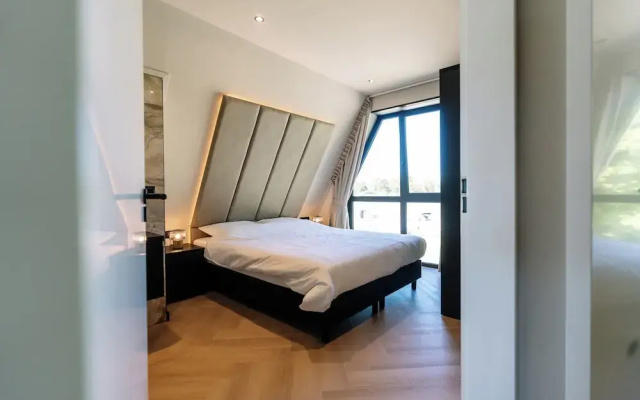 Stay With Private Pool & Hot Tub