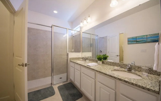 Beautiful 4 bedroom home close to Disney