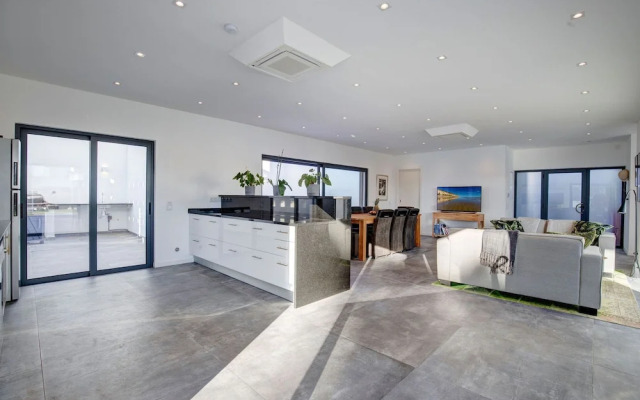 Casa Blanca Magnificent 4 Bedroom Villa With MOD