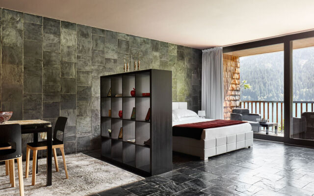 MAANJA Lake Front Suite and Restaurant
