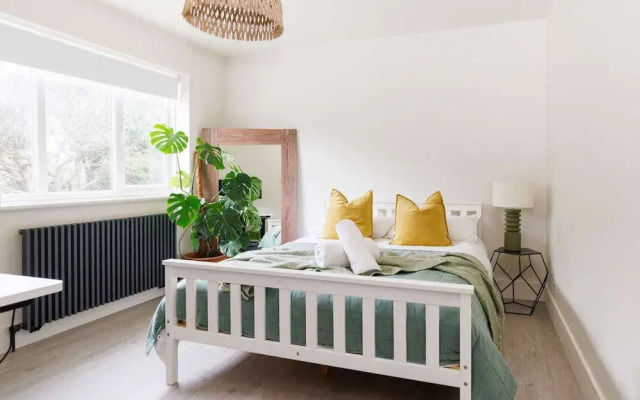 Stylish 4 Bed Home Close to Beach