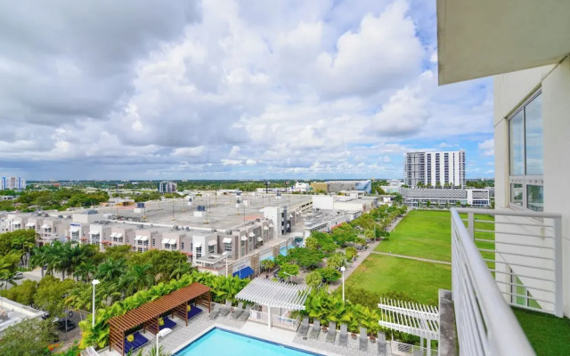 Lovely Condo|Pool & Parking at Midblock