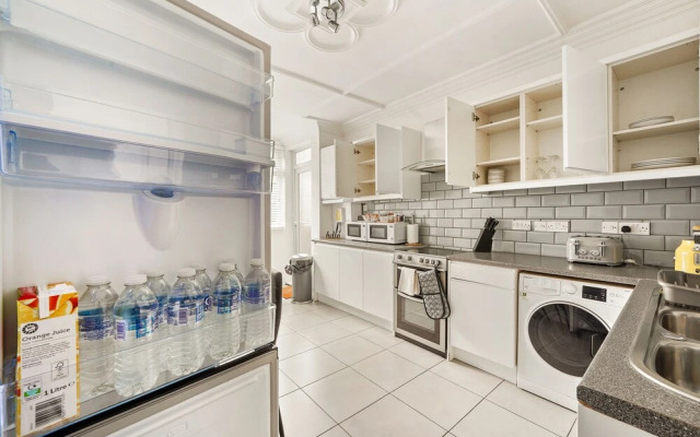 Modern 4BR Victorian Home Near Luton Airport