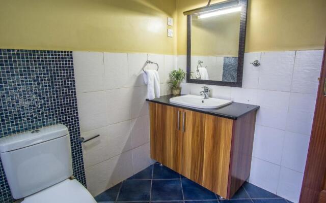 Peaceful, Spacious, Open-plan 2br apartment set in mature garden