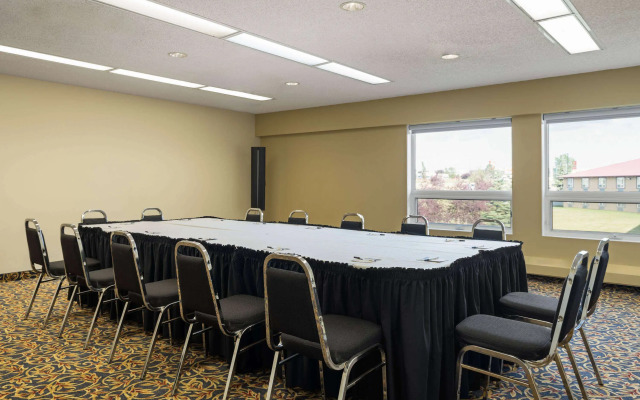 Super 8 by Wyndham Sherwood Park/Edmonton Area