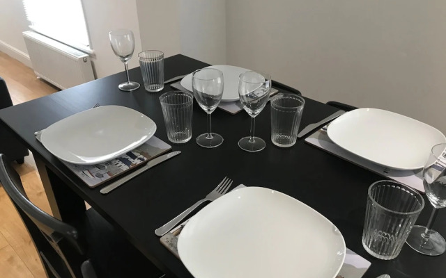 1 Bed Flat Sleeps 4, Free Parking, Balcony