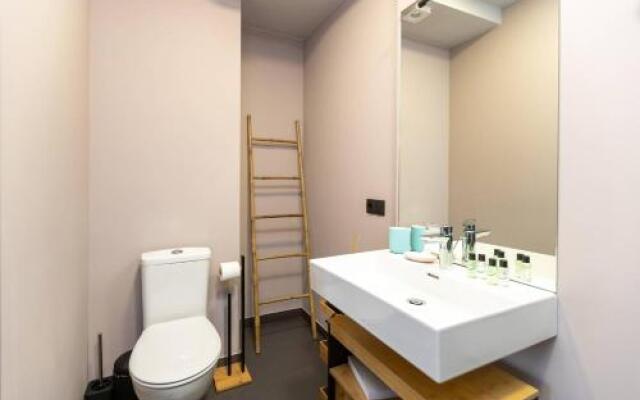 Wehost Apartment pool & gym