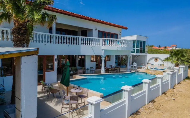Villa Salina - 5BR w Pool Jacuzzi Sauna