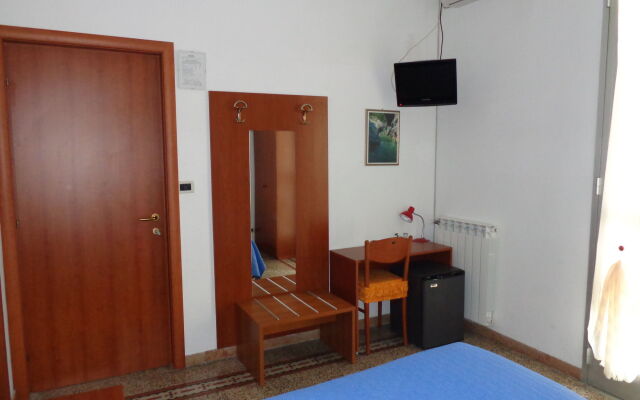 Lora Hotel