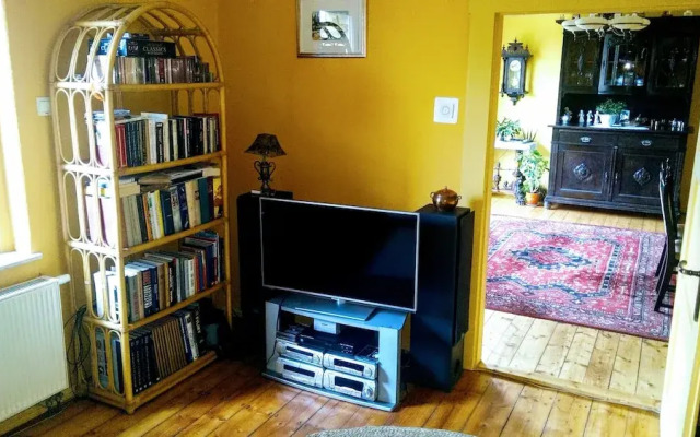 Apartment Under Cedar