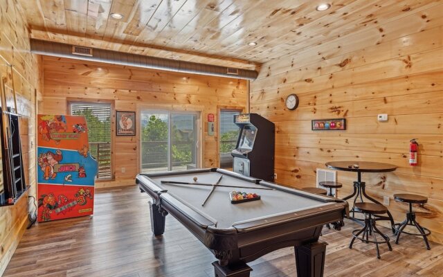 Grizzlies Den 4 Bedroom Cabin by RedAwning