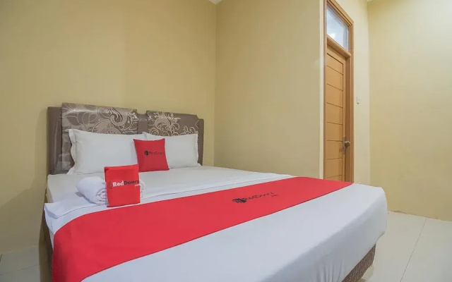 RedDoorz Plus near Syamsudin Noor Airport 3